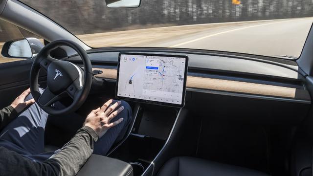 Otopilot Modundaki Tesla, Konuta Çarptı! Bir Bayan Hayatını Kaybetti